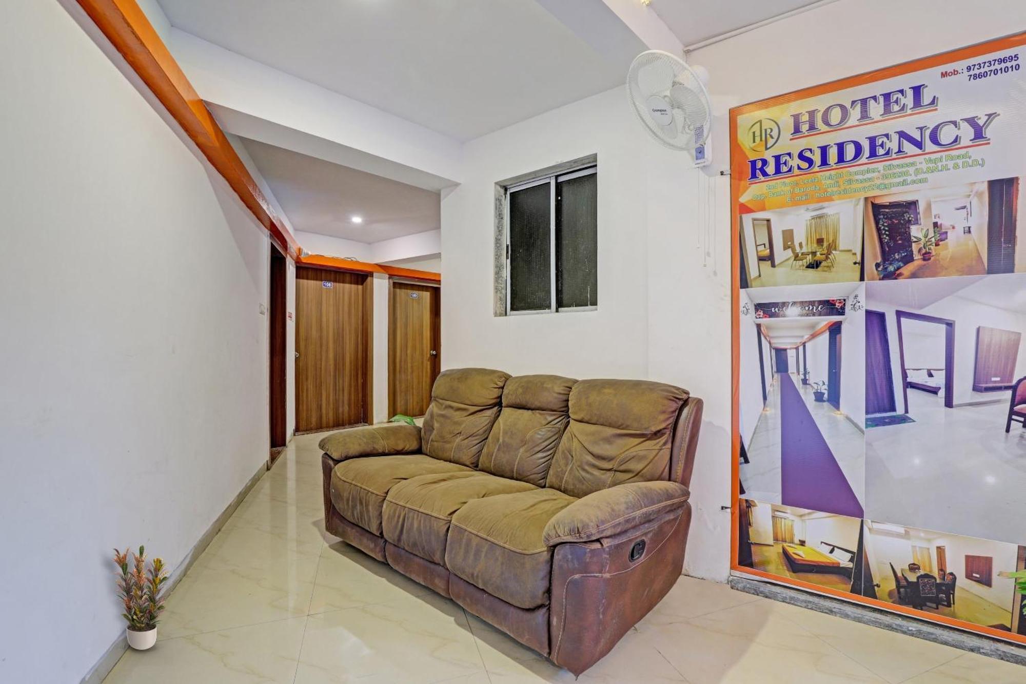 Oyo Flagship Hotel Residency Silvassa Bagian luar foto